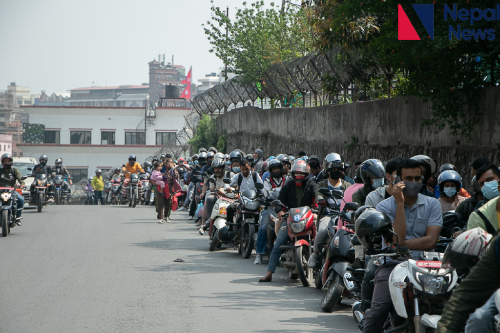 About 5200 kiloliters of petrol fuel in the market in two days 1 petrol_diseal_people_in_line